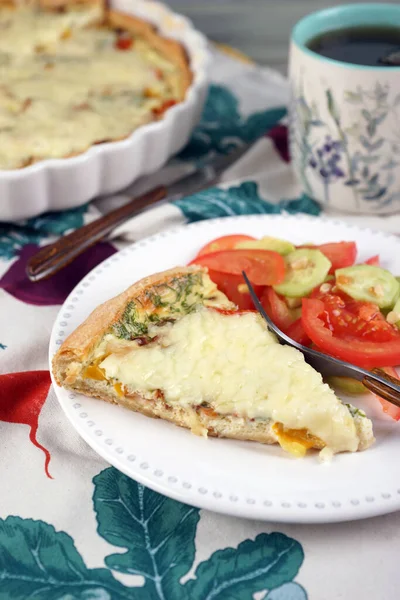 キッシュ スクランブルエッグと自家製パイ 野菜やチーズ — ストック写真