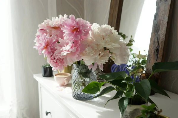 Букет Розовых Пионов Комоде Спальне — стоковое фото