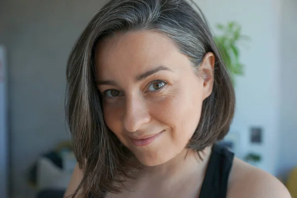 Retrato Una Mujer Años Con Pelo Gris — Foto de Stock