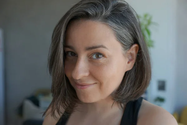 Retrato Una Mujer Años Con Pelo Gris — Foto de Stock