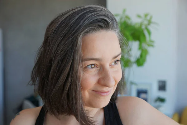 Retrato Una Mujer Años Con Pelo Gris — Foto de Stock