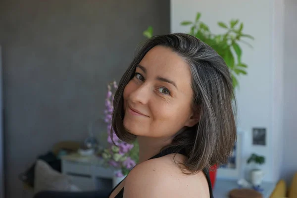 Retrato Una Mujer Años Con Pelo Gris — Foto de Stock