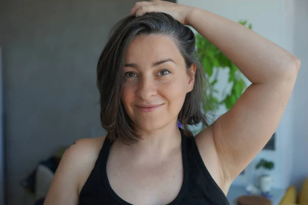 Retrato Una Mujer Años Con Pelo Gris — Foto de Stock