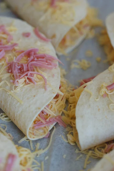 Matlagning Quesadilla Med Ost Och Skinka — Stockfoto