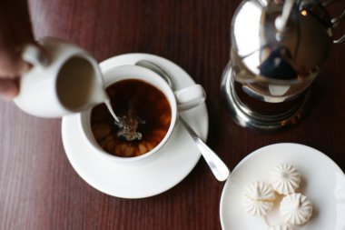 Кто-то добавляет молока в чёрный кофе