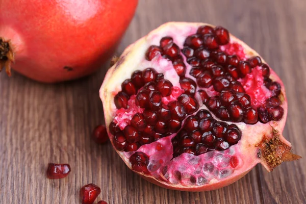 Granatäpple på en trä bakgrund — Stockfoto