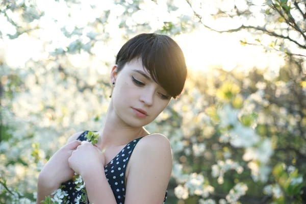 Menina nas flores de cereja — Fotografia de Stock