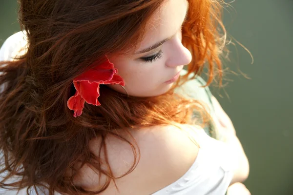 Mädchen mit Gladiolenblüte — Stockfoto