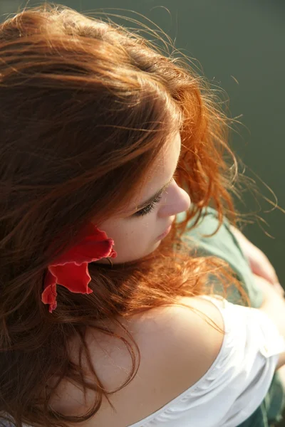 Mädchen mit Gladiolenblüte — Stockfoto