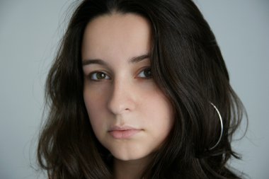 Uzun saçlı esmer portresi