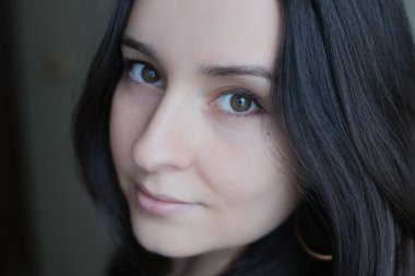 Uzun saçlı esmer portresi