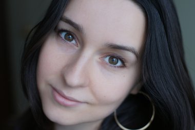 Uzun saçlı esmer portresi