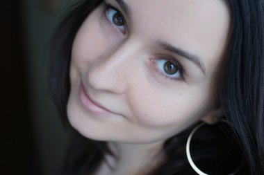 Uzun saçlı esmer portresi