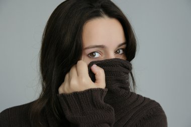 Uzun saçlı esmer portresi