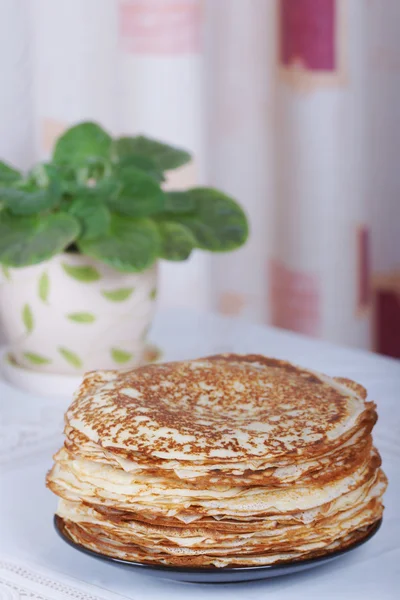 Ein großer Stapel Pfannkuchen auf dem Tisch — Stockfoto