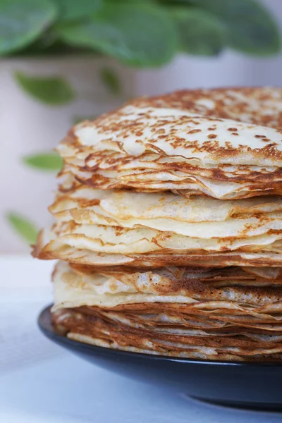 Ein großer Stapel Pfannkuchen auf dem Tisch — Stockfoto