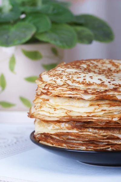 Una gran pila de panqueques en la mesa — Foto de Stock