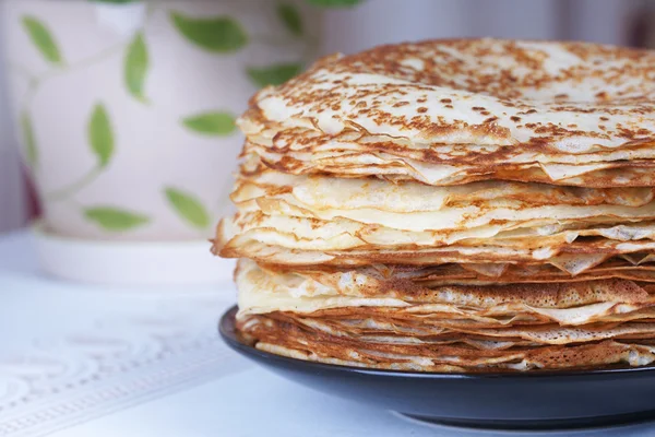 Ein großer Stapel Pfannkuchen auf dem Tisch — Stockfoto