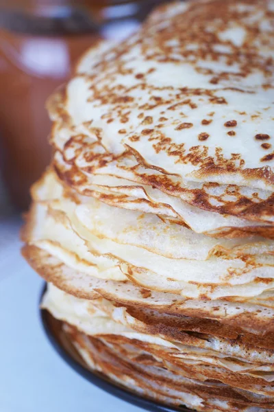 Ein großer Stapel Pfannkuchen auf dem Tisch — Stockfoto