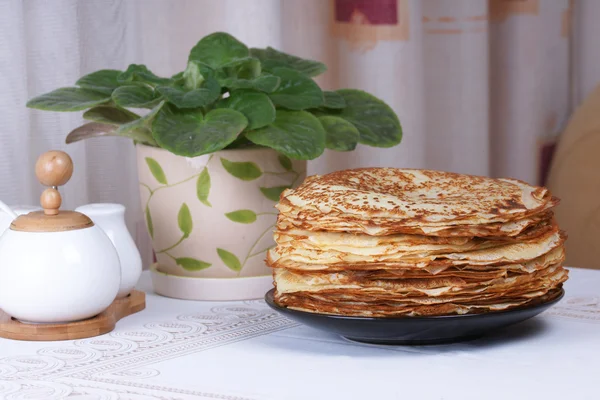 Una gran pila de panqueques en la mesa — Foto de Stock