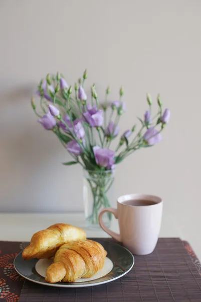 Tee und Croissants — Stockfoto