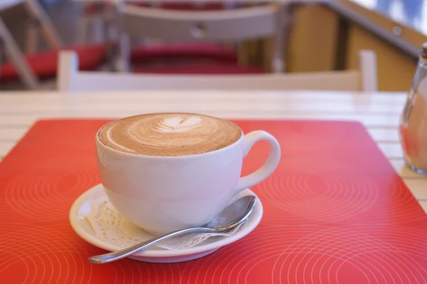 Uma xícara de café em uma mesa em um restaurante — Fotografia de Stock