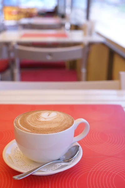 Eine Tasse Kaffee auf einem Tisch in einem Restaurant — Stockfoto