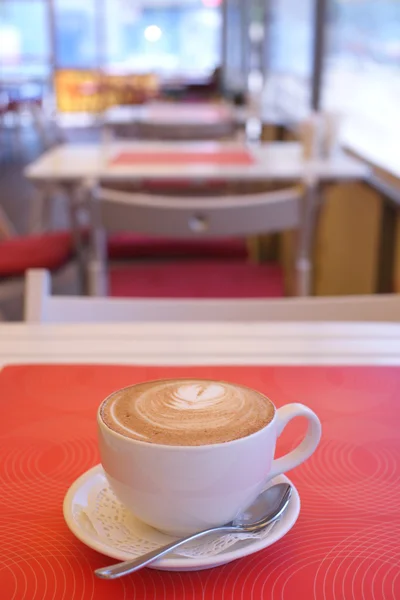 Чашка кофе на столе в ресторане — стоковое фото
