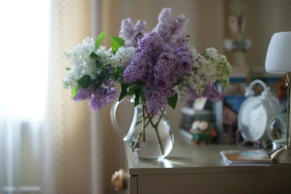 Manojo de lila en la cómoda —  Fotos de Stock