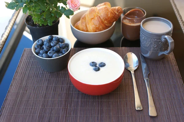 Pequeno-almoço na mesa — Fotografia de Stock