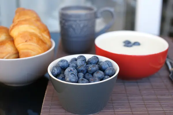 Завтрак на столе — стоковое фото