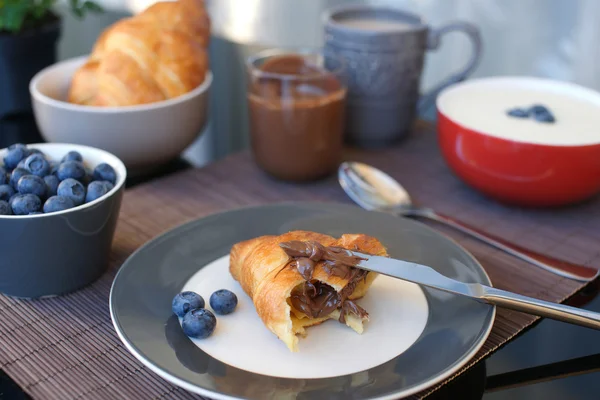 Ontbijt op tafel — Stockfoto