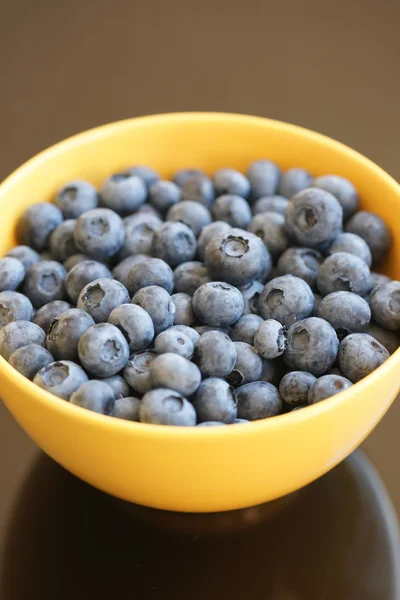 Bleuets dans le bol jaune — Photo