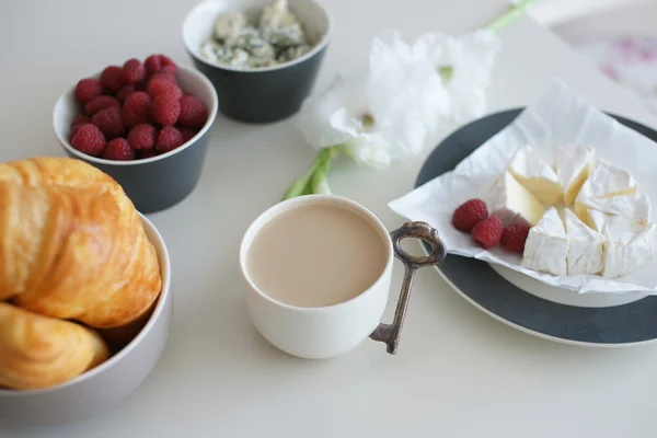 Frühstück mit Käse und Beeren — Stockfoto