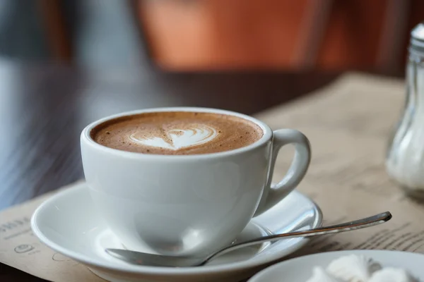 Masanın üzerinde bir fincan kahve.