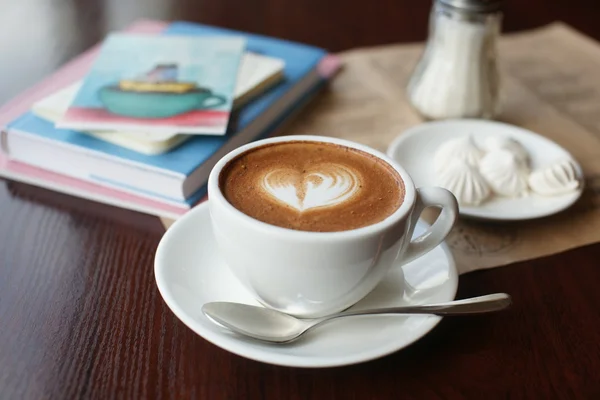 Tasse Kaffee auf dem Tisch — Stockfoto