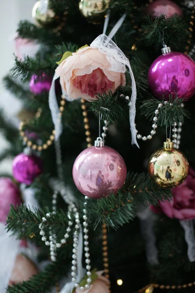 Enfeites de árvore de Natal multicoloridos no Natal — Fotografia de Stock