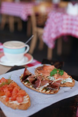Masada ahşap bir gemide çeşitli bruschetta