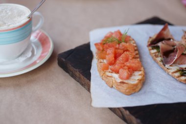 Masada ahşap bir gemide çeşitli bruschetta