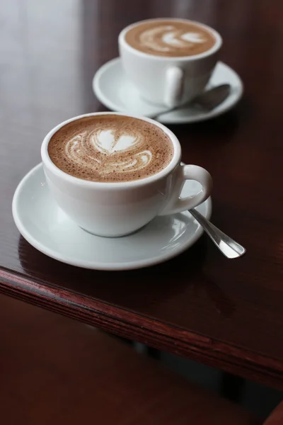 Deux tasses de café sur la table — Photo