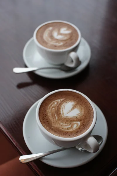 Deux tasses de café sur la table — Photo