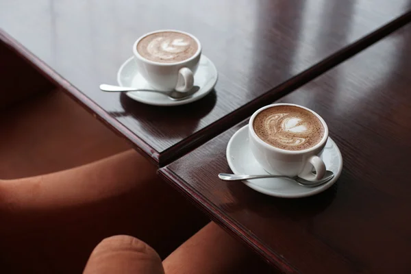 Δύο φλιτζάνια καφέ στο τραπέζι — Φωτογραφία Αρχείου