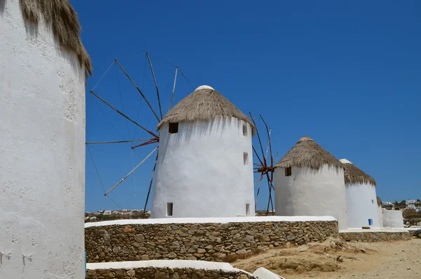 Mulini a vento bianchi sull'isola di Mykonos. Grecia — Foto Stock