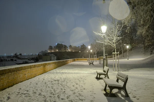 Karlı Prag sokakları toplayan gece — Stok fotoğraf