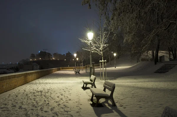Cenário noturno de ruas nevadas de Praga — Fotografia de Stock