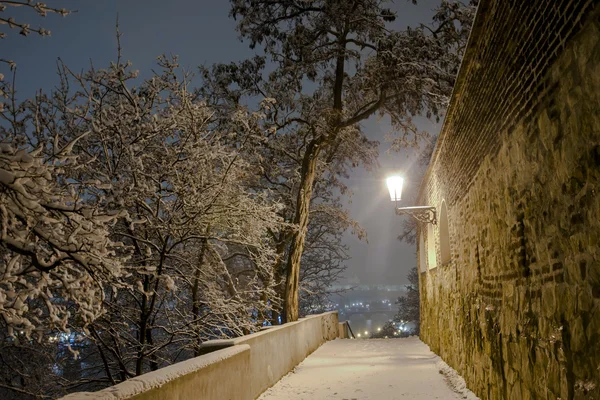 Hermoso paisaje de la noche Praga — Foto de Stock