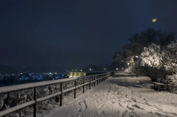 Bemch e lâmpada à noite com neve — Fotografia de Stock