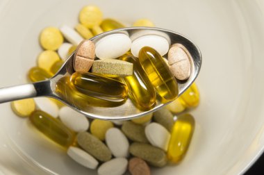 Beyaz arka plan üzerinde izole gıda hapları