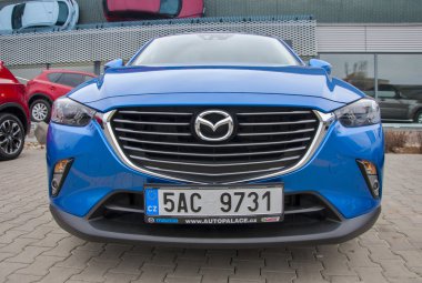 Önünde araba deposu Mazda Mazda