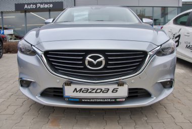 Önünde araba deposu Mazda Mazda